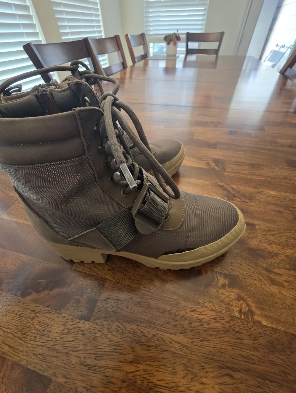 Steve Madden Taupe Lace-Up Chunky Lug Heel‎ Boots 9.5  **read Description